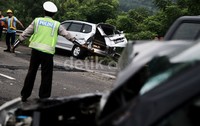 Polisi tampak mengatur lalu lintas. Kecelakaan ini juga mengakibatkan 2 pekerja tewas diseruduk truk.