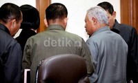 Purnomo berbincang dengan pejabat Kemenhan seusai jumpa pers.