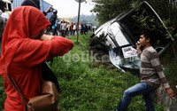 Kecelakaan ini terjadi karena bus Prima Jasa Jurusan Garut-Lebak Bulus dengan nopol B 7082 PW mengalami rem blong.