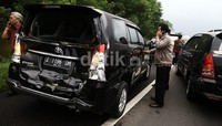 Sopir bus menabrak empat mobil yakni tiga mobil Kijang Innova dan satu mobil Swift.
