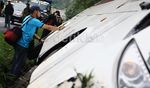Bus Prima Jasa Tabrak 4 Mobil