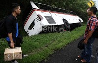 Kondisi bus tampak rusak berat dan sudah miring. Para penumpang terpaksa memecahkan kaca bus untuk bisa keluar dari kendaraan tersebut.