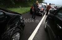 Akibat kecelakaan ini, lalu lintas macet sepanjang kira-kira 2 km.