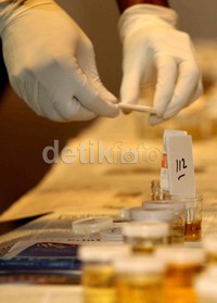 Petugas memeriksa urin salah satu bakal calon anggota legislatif Partai NasDem.