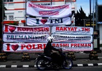 Salah satu poster yang memberikan dukungan terhadap TNI-Polri terpasang di salah sisi tenggara titik nol kilometer atau di sebelah utara Kantor Pos Besar Yogyakarta.