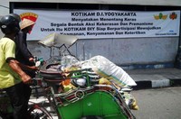 Berbagai poster semacam ini banyak ditemui di berbagai jalan di sekitar Kota Yogyakarta.