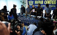 Petugas menggelar barang bukti dan tersangka di kantor Bea Cukai, Jl Angkasa, Kemayoran, Jakarta Pusat, Kamis (11/4/2013).