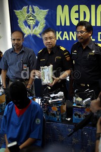 Modus pengiriman narkoba itu dikemas di dalam kompresor dan pigura 40x60 cm. Untuk 115 butir ekstasi disembunyikan di dalam rongga pinggir pigura 40x60 cm. Sedangkan 757 gram sabu dimasukkan ke dalam kompresor kecil.