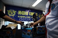 Petugas menunjukkan kompresor kecil yang digunakan untuk menyembunyikan sabu.