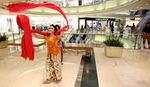 Sri Ledhek Selendang Merah Keliling Mall