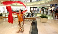 Sruti Respati menari dengan selendang merahnya di seputaran mall Grand Indonesia.