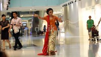 Aksi 'Sri Ledhek' ini pun jadi tontonan pengunjung mall.