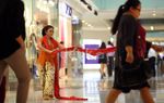 Sri Ledhek Selendang Merah Keliling Mall