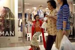 Sri Ledhek Selendang Merah Keliling Mall