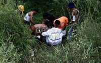 Jasad keduanya masuk ke semak-semak.