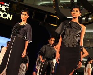 Busana Hitam-putih & Edgy Glamour di Malam Pertama Fashion Nation Senayan City