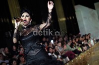 KD menyanyi dengan penuh semangat.