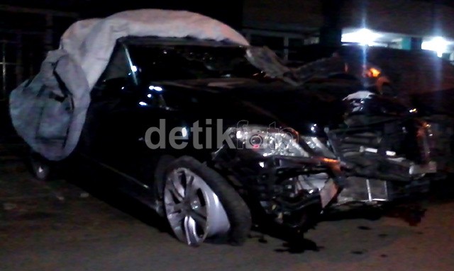 Tabrak Pemotor & Pohon, Mobil Richard Kevin Ringsek