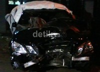 Mobil Richard Kevin rusak berat. Menurut Kasat Lantas Polres Jakarta Selatan, AKBP Hindarsono, mobil Richard mendadak oleng. Dicky/detikHOT.