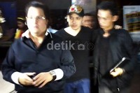 Mendapat jaminan dari pengacaranya, Richard pun tak ditahan. (Dicky/detikHOT).