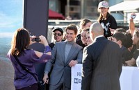 Tom menyempatkan diri untuk berfoto bersama fans. Jason Merritt/Getty Images/AFP.