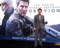 Tom dalam balutan setelan abu-abu saat hadir di pemutaran perdana film 'Oblivion' di Dolby Theatre, Hollywood, AS, Rabu (10/4/2013) . Jason Merritt/Getty Images/AFP.