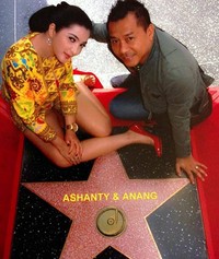 Mereka pun membuat nama Ashanty & Anang di Walk of Fame. (Instagram)
