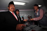 Direktur Utama Bank DKI Eko Budiwiyono (kiri) mengunjungi mobil kas dan ATM keliling Bank DKI di Kantor Pusat Bank DKI, Jakarta, Kamis (11/4).