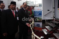 Bank DKI meluncurkan mobil khas keliling yang dilengkapi mesin ATM di sela-sela peringatan HUT ke-52 Bank DKI.