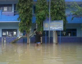 Banjir Setinggi 50 Cm, Siswa SDN Truni Dipulangkan Lebih Awal