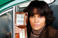 Halle Berry di masa sekarang sedang memperlihatkan identitasnya. (dok Warner Bros Picture).