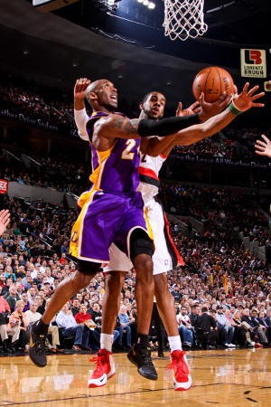 Kobe 47 Poin, Lakers Jaga Kans ke Playoff