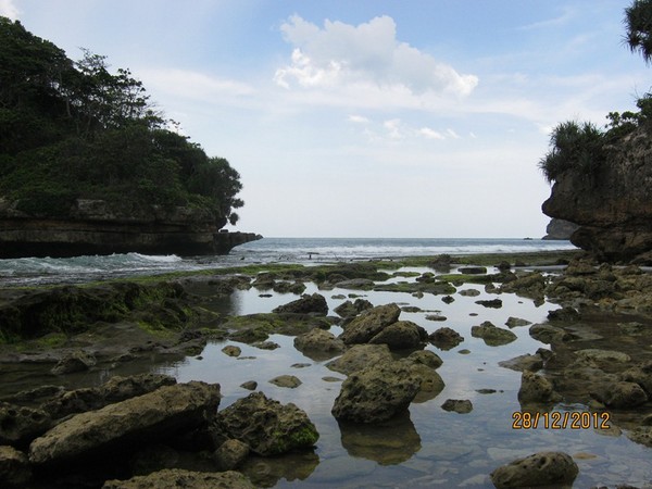 Gambar Pantai Karang Pantai Bajulmati di Malang Penuh dengan Batu Karang Menawan Gambar Pantai Karang Pantai Bajulmati di Malang Penuh dengan Batu Karang Menawan