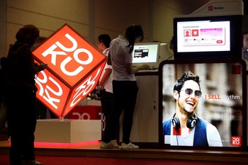     Para pengunjung juga dapat menikmati produk dan jasa yang ditawarkan, tentunya transaksi pun dilakukan dengan kecanggihan internet, yakni melalui online payment yang dihadirkan oleh DOKU.