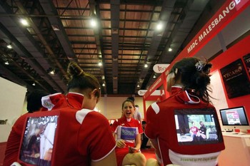 Pesta internet terbesar di Indonesia yang diberlangsung di JCC Senayan, Jakarta, diramaiakan oleh 300 booth dengan beraneka ragam produk internet yang disajikan.