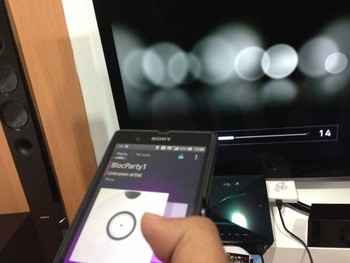 Dengan teknologi NFC terintegrasi, konsumen hanya perlu mendekatkan smartphone atau tablet mereka ke speaker NFC, yang dengan mudah menghadirkan musik berkualitas tinggi atau panggilan telepon yang jernih.