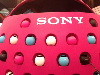 Jajaran produk terbaru dari Sony yang juga dilengkapi NFC adalah speaker SRSBTV5, yang seukuran bola tenis. Sangat ringan dan membungkus banyak suara dengan teknologi difusi Circle Sound 360 derajat dari Sony untuk menghasilkan musik di setiap sudut ruangan.