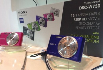 Sony juga menghadirkan kamera dari jajaran Cybershot, salah satunya adalah DSC-W730, yang mempunyai resolusi 16.1 Megapixel. Dengan desain yang lebih kompak dan optical zoom 8x.