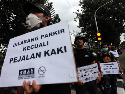 Koalisi Pejalan Kaki Mematung di Balai Kota Jakarta