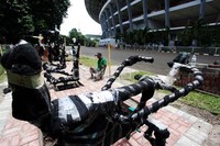 Sejumlah pekerja tengah menyelesaikan pengerjaan fasilitas olahraga, khususnya fitnes di Stadion Utama Gelora Bung Karno, Jakarta. Fasilitas olahraga tersebut disediakan untuk umum.