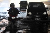 Air yang menggenangi underpass Kemayoran setinggi kurang lebih 30 cm.