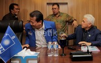 Hatta Rajasa (kanan) menyambut La Ode (kiri) disaksikan Ketua DPP PAN Bara Hasibuan (baju batik) dan Sekjen PAN Taufik Kurniawan (jas partai).
