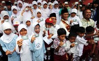 Siswa-siswi SMKN 16 Matraman menerima Kartu Jakarta Pintar dari Direktur Utama Bank DKI Eko Budiwiyono dan Direktur Operasional Bank DKI, Martono Soeprapto.