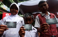 Sebanyak 80.384 Kartu Jakarta Pintar (KJP) dibagikan kepada siswa-siswi mulai dari SD hingga SMA se-DKI Jakarta. Pemberian dilakukan secara simbolis kepada 100 perwakilan siswa dari SD hingga SMA.