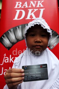 Seorang siswa menunjukkan Kartu Jakarta Pintar yang diterimanya.