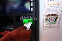 Anggaran yang dikeluarkan untuk KJP selama tahun 2013 ini sebesar Rp 804.63 miliar. Para pelajar bisa menarik uang tunai tersebut melalui ATM Bank DKI.