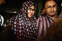 Sutiana Atika dikawal oleh koleganya saat keluar gedung KPK. Ramses/detikFoto.