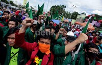 Rancangan Undang-undang Ormas batal disahkan DPR hari ini. Namun massa dari organisasi Islam Muhammadiyah tetap menggelar aksi demonstrasi di depan gedung DPR.