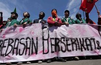 Aksi tersebut berlangsung ramai dan dijaga ratusan polisi.