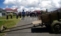 Mobil korban sempat dihalangi 3 pedati warga saat memebawa pelaku judi togel. Andi Siahaan/detikcom.